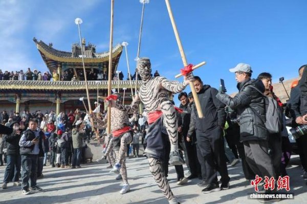 太阳城娱乐城 青海古村“於菟”舞动古堡 祈愿新年平安