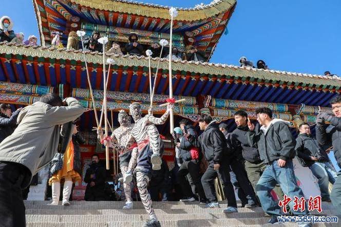 青海古村“於菟”舞动古堡 祈愿新年平安