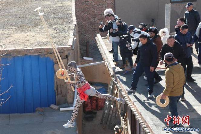 青海古村“於菟”舞动古堡 祈愿新年平安
